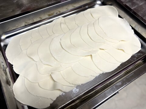【我が家の餃子(2)】米粉でもちもち餃子の皮